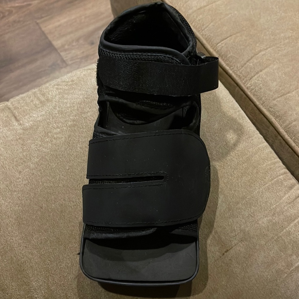 Medical boot (broken toe, foot?